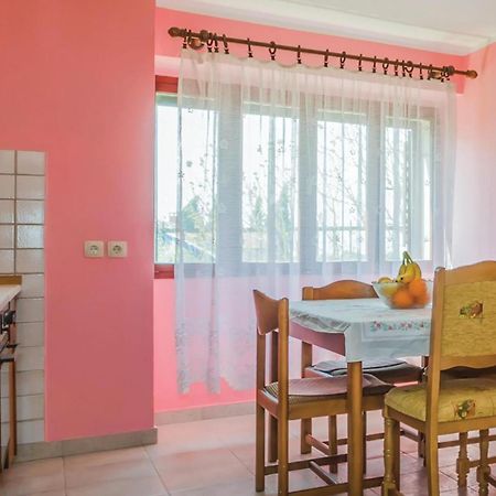 Cozy Apartment In Vrsar With Kitchen Екстериор снимка