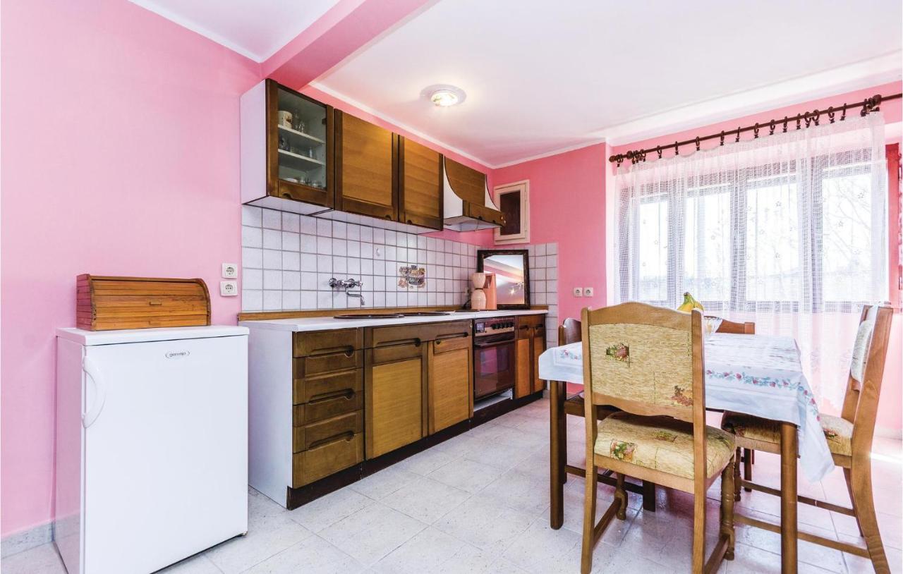 Cozy Apartment In Vrsar With Kitchen Екстериор снимка
