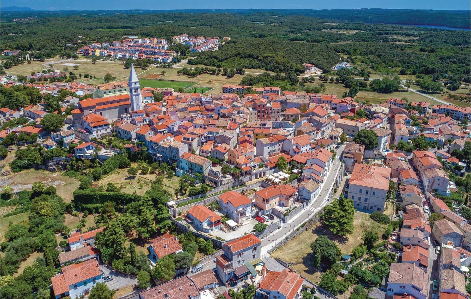 Cozy Apartment In Vrsar With Kitchen Екстериор снимка
