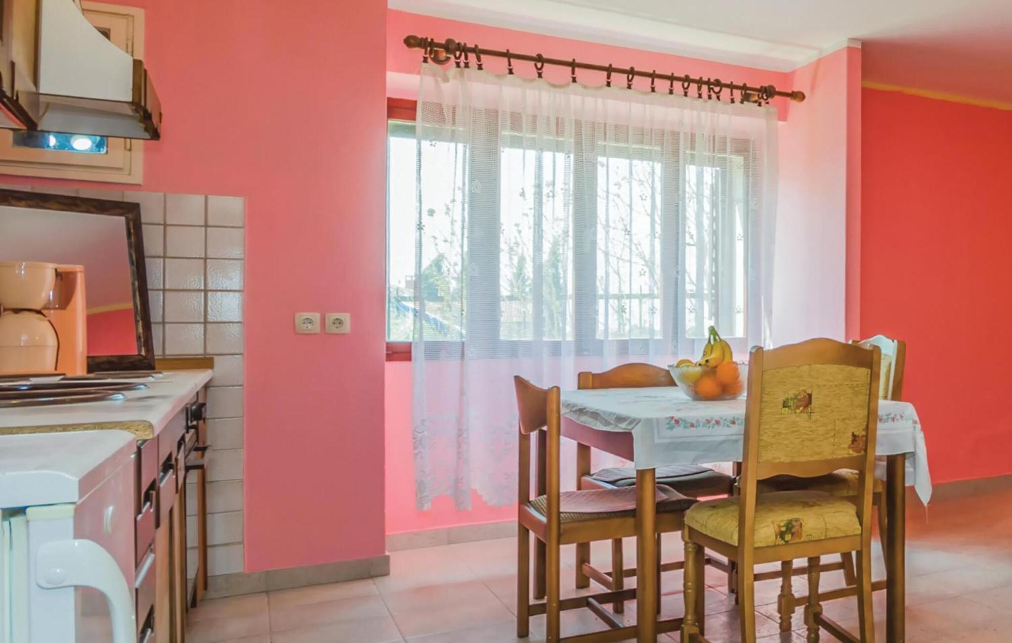 Cozy Apartment In Vrsar With Kitchen Екстериор снимка