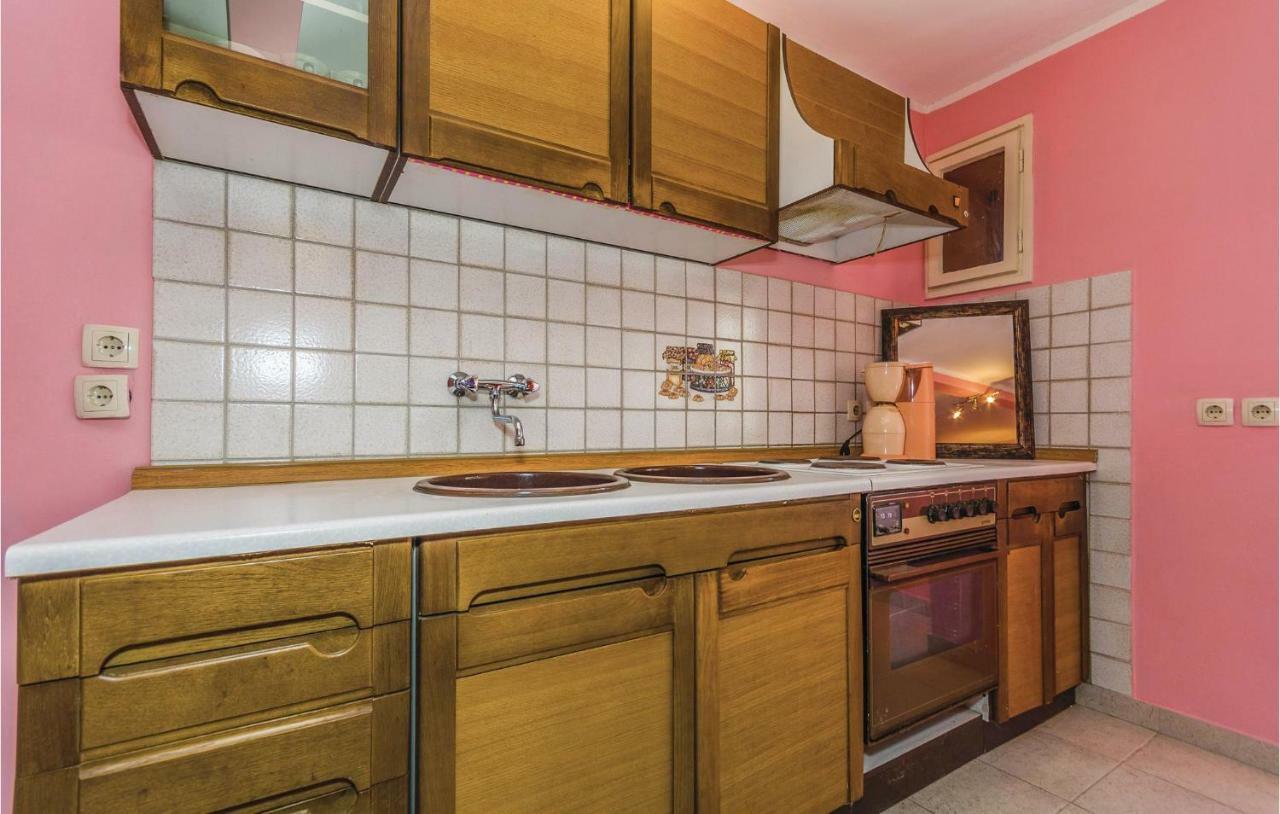 Cozy Apartment In Vrsar With Kitchen Екстериор снимка